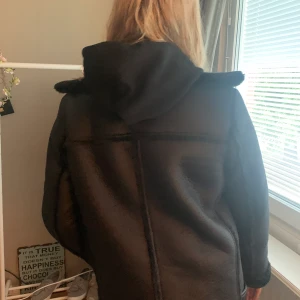 Läderjacka - Säljer nu en assnygga läderjacka med päls nu inför hösten som tyvär är för stor för mig:( använd bara några få gånger och i superbra skick! Jackans originalproduktioner ligger på 1000 kr. Skriv privat för frågor och budgivning i kommentarerna💕