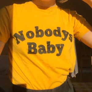 Gina tricot - Jättesnygg gul tröja från Gina tricot😊 bra skick, kontakta om intresserad eller om prisförändring🌸 originalpriset var 200kr. Säljer för ett billigt pris 