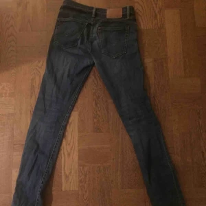  - Levi’s jeans i rak modell