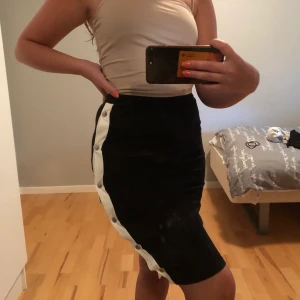 Kjol med knappr - En super fin kjol med knappr på sidan som man kan knäppa upp om man skulle vilja så blir de som en slits.