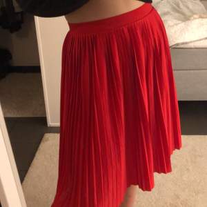Säljer nu min super fina röda plisserade kjolen då den inte kommer till användning, använd endast en gång så rent åt sagt nyskick. Köptes på hm för 300kr mitt pris 130kr!!! Strl S. Frakt tillkommer i priser. 