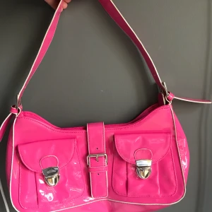 As snygg rosa lack handväska  - Helt oanvänd,har somsagt för många väskor,kom privat för fler bilder ,om fler är intresserade inom fredag så blir det budgivning💕💕