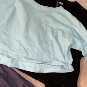 Croptop - Jättesnygg ljusblå croptop. Går att andvända som träningsresa och vanlig!