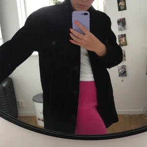 & OTHER STORIES - jacka stl. 36  - En väldigt fin jacka i färgen svart i ett yttertyg i 100% bomull, foder i 52% polyester & 48% viskos samt vaddering i 100% polyester!  Jackan är använd ett fåtal gånger & köptes för 1495:- för två år sedan. Mycket fint skick & perfekt till hösten & vintern! 