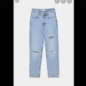 Jeans med revor mom fit ifrån Zara som ej säljs längre. Endast använda en gång och i priset ingår frakten. Säljer pga för små, skriv ifall ni vill ha fler bilder