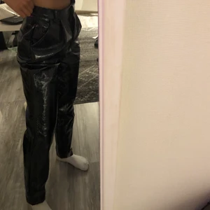 Skinnbyxor  - Snygga o coola lack/läder/skinn (fake) byxor från NAKD, endastanvända 1 gång. Byxorna är i strl 34, säljes för den va lite förstora för mig. Kontakta gärna för fler bilder och frågor. Köpren står för frakt ✨