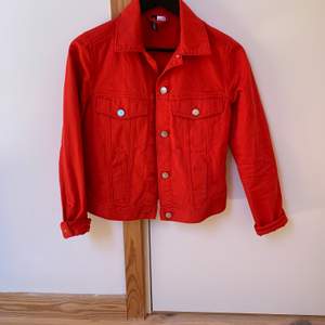 Röd jeansjacka från HM i storlek XS. Säljer då denna fina jacka inte kommer till användning längre. Sparsamt använd🥰🦋 priset är 75kr+frakt
