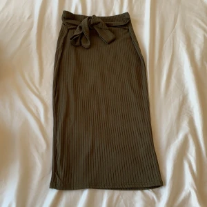 Kjol - Olivgrön kjol storleken är S-M