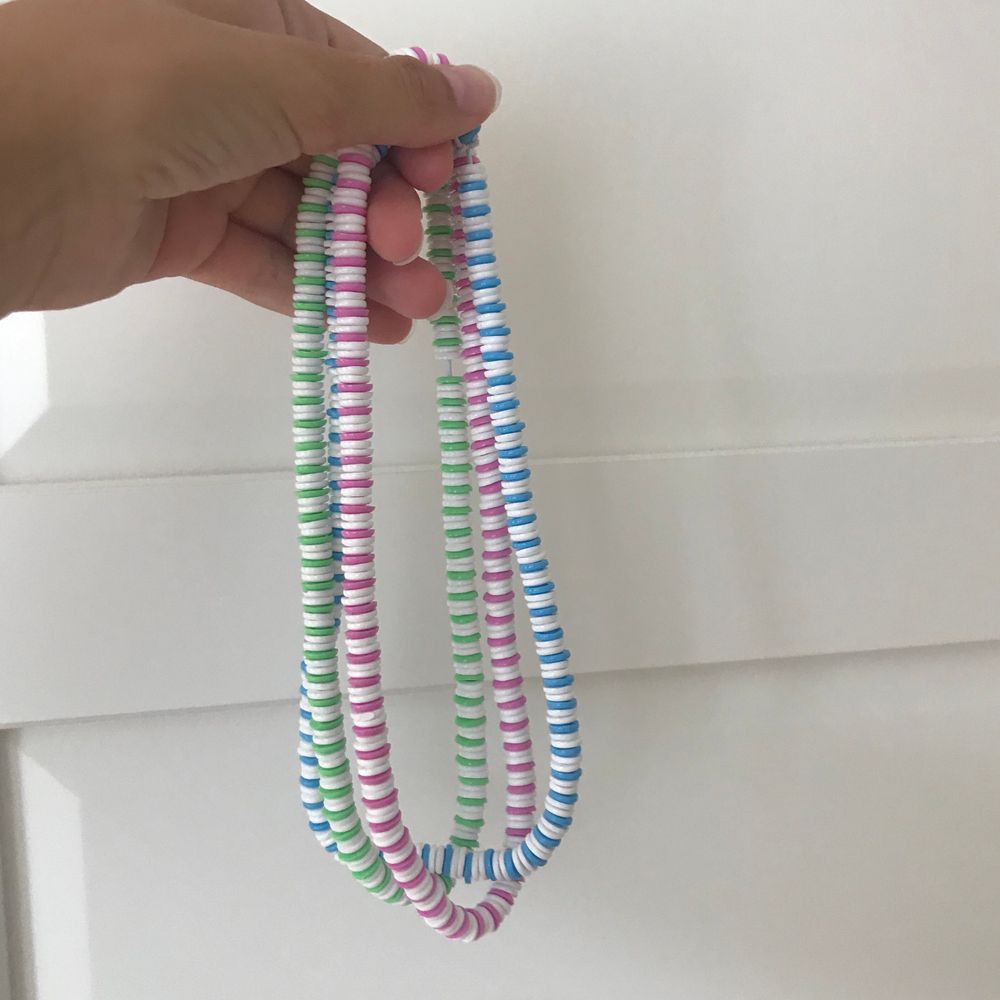Halsband gjorda för hand som finns i tre olika färger, blå, rosa och grön💚💗💙. Accessoarer.