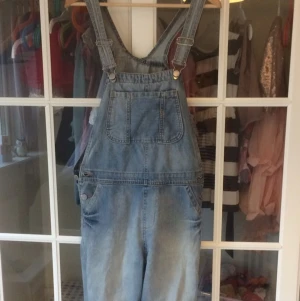  - Slutsålda hängseljeans från Topshop i nyskick. 
Stl 38-använda en gång.
Nypris: 699:-