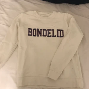 Vit tröja från bondelid - Snygg tröja från bondelid med tryck. Sparsamt använd. Köparen står för frakten men pris går att diskutera så att alla blir nöjda!💗 Hör av er om det önskas mer bilder eller om ni undrar över något💗