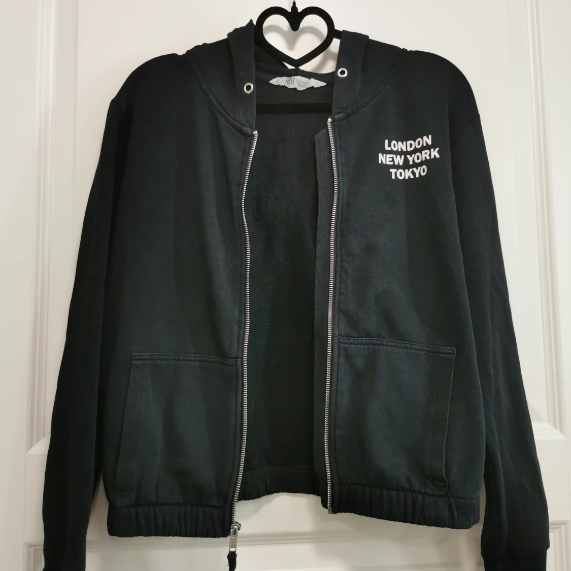 Svart luvtröja i storlek 146/152 - 91