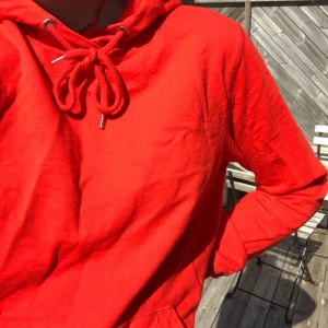 Röd hoodie - Lite tunnare variant men klar röd färg. Är herrstorlek S och passar mig perfekt som normalt är s/m. Inte direkt oversized på mig. Köpte den på lager157 för ett tag sedan men använder den inte längre :(