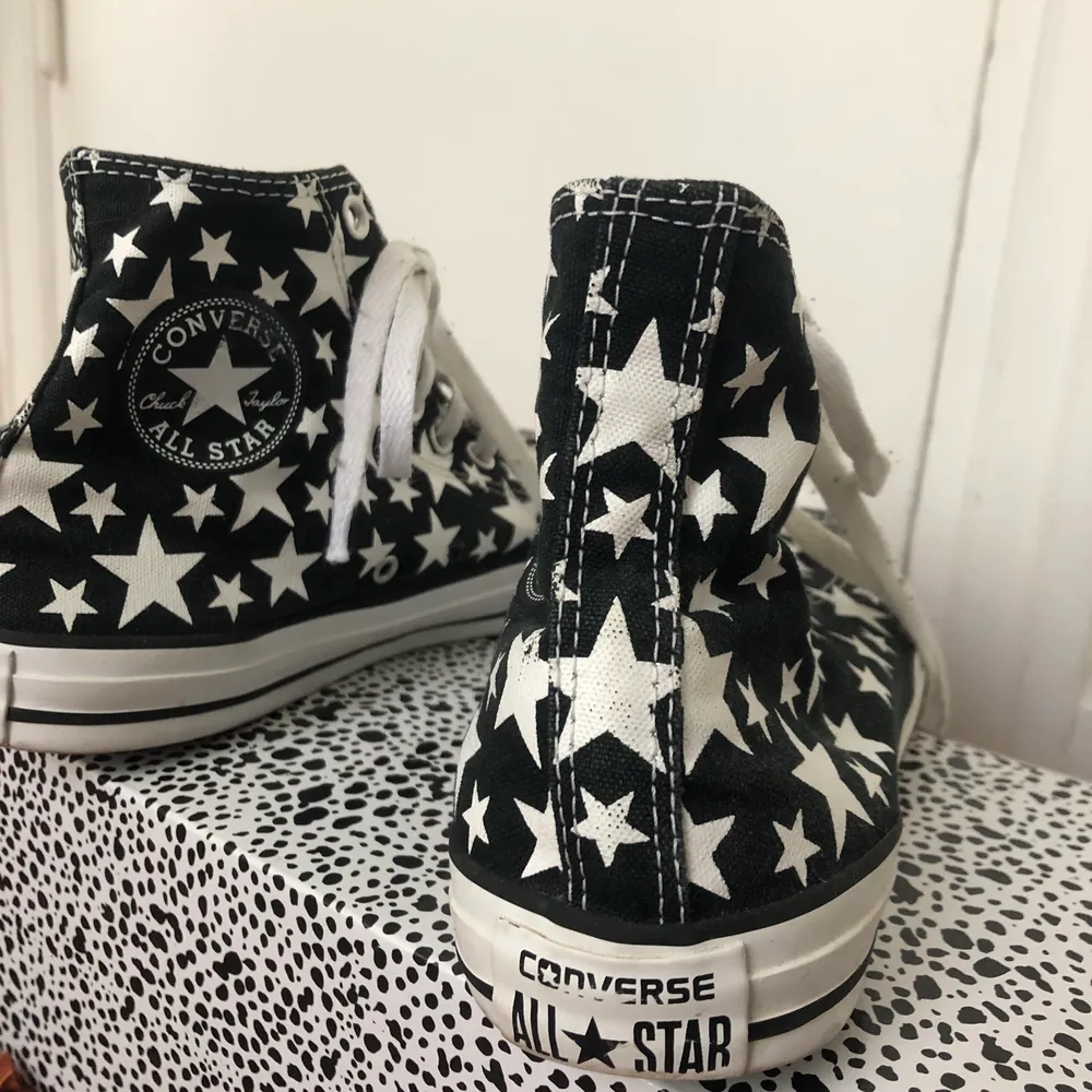 Svarta Converse All Star sneakers dekorerade med stjärnor. . Skor.