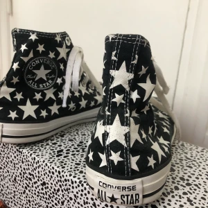 Convers skor med stjärnor - Svarta Converse All Star sneakers dekorerade med stjärnor. 