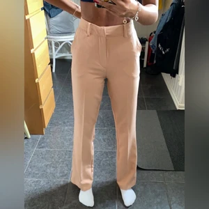 Kostymbyxor  - Säljer ett par jättefina beige/rosa kostymbyxor i storlek 34 (jag är 170). De är helt nya med lappen kvar. Frakt ingår ej, kan mötas upp i Uppsala.☀️