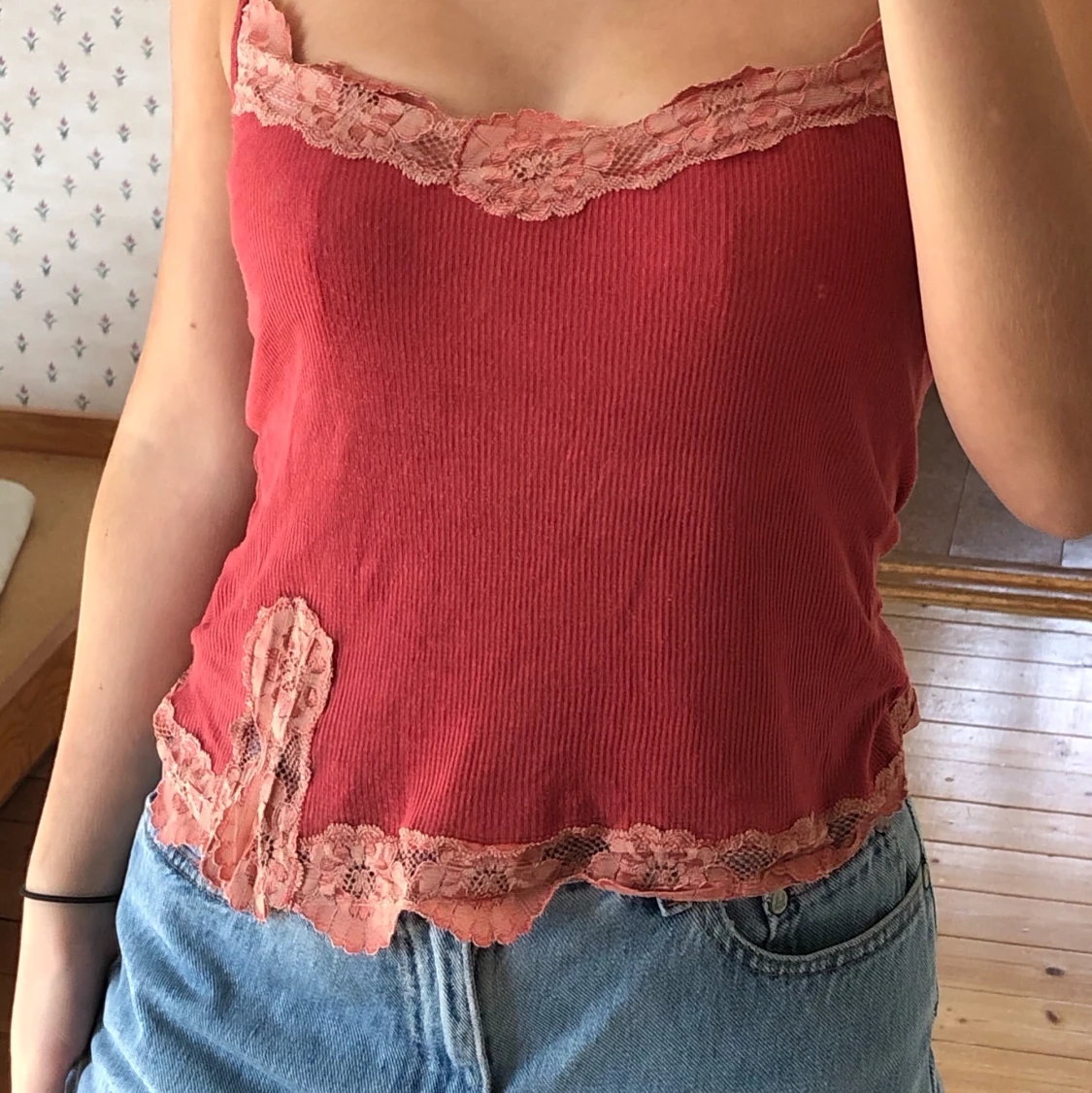 Ljusrött ribbat linne med spets - 91