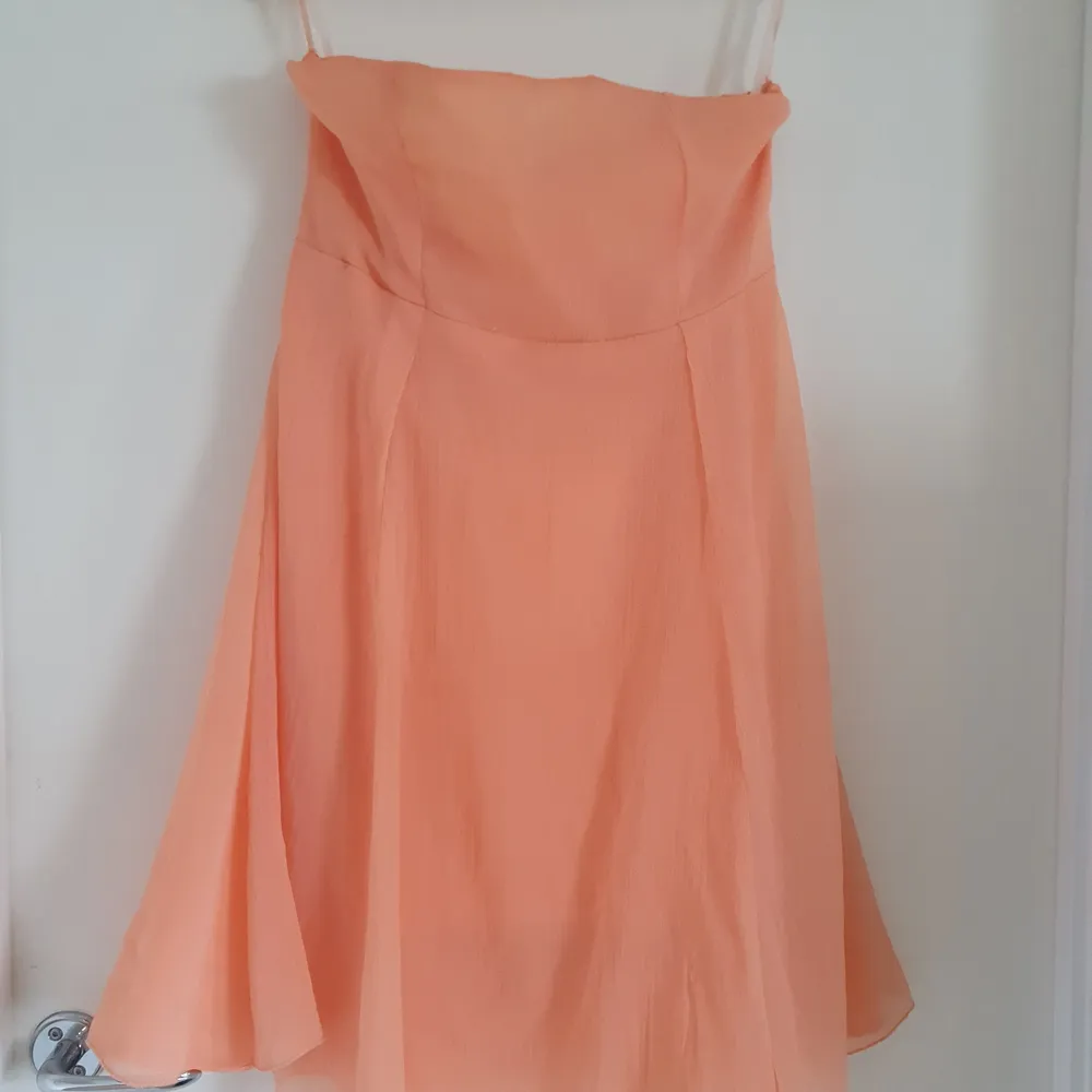 Fin sommar/-strandklänning orange/peach färgad skönt och luftigt material men en avtagbar under klänning som sitter tightare.. Klänningar.