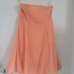 Fin sommar/-strandklänning orange/peach färgad skönt och luftigt material men en avtagbar under klänning som sitter tightare.