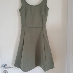 Grön Klänning  - Söt sommar klänning, bra i längden och använd 1 gång. 