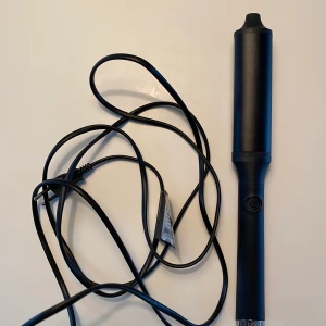 ghd locktång - Fått i present och haft ett tag men kommer inte till användning. Ord pris: ca 1500-1900. Är som ny och blir väldigt fina naturliga lockar!💕💕