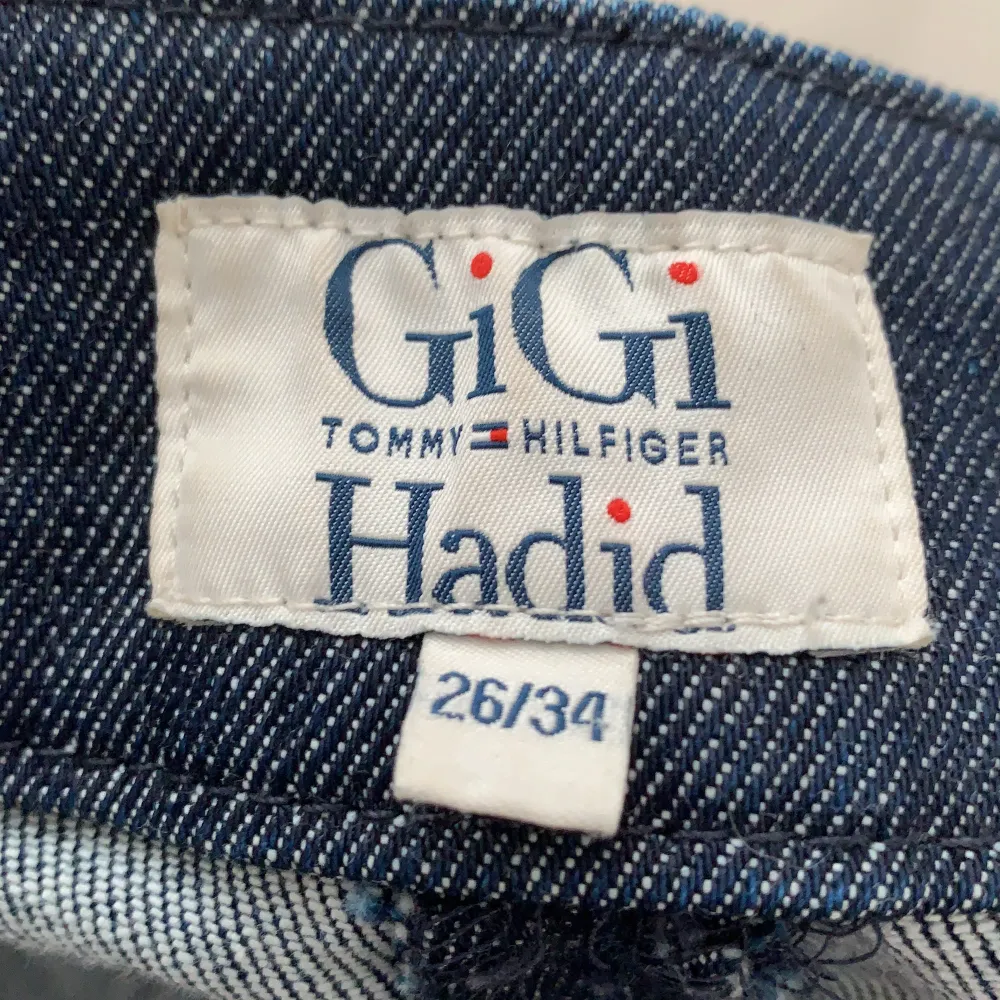 Båt stil jeans från Gigi Hadid’s collection med Tommy Hilfiger. Använt ett par gånger men är i bra skick! Jeansen är högmidjad och har långa ben som går att vika upp. Köpte dom för 899 säljer för 400 detta är inte inklusive frakt!                                               Storleken är 26/34                                           Materialet har 94% bomull, 5% polyester och 1% . Jeans & Byxor.