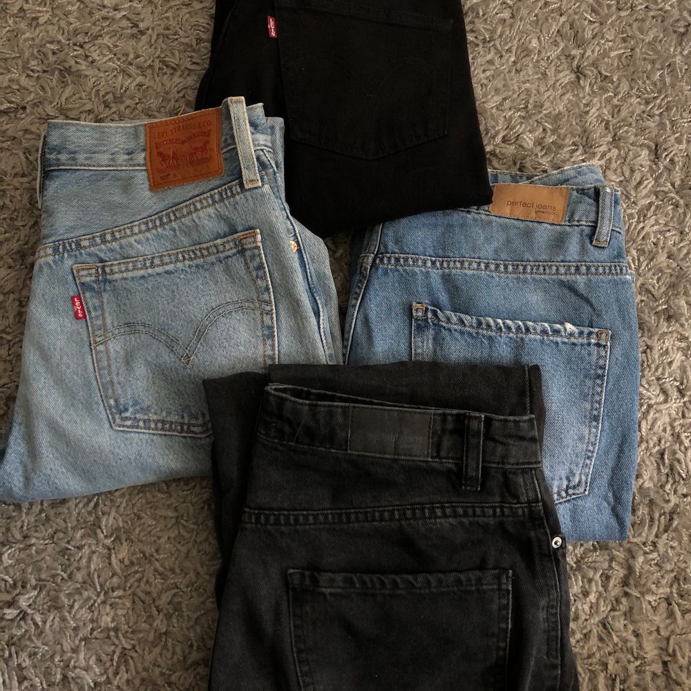 Har massa mom jeans till salu som jag ej använder, två Levis svart och blå och även två från Gina!✨ alla byxor passar storlek 36! Levis byxorna: 700kr/st och Gina: 200kr/st!! Alla är i super bra skick och Levis byxorna är använda 1 gång 😁😁. Jeans & Byxor.