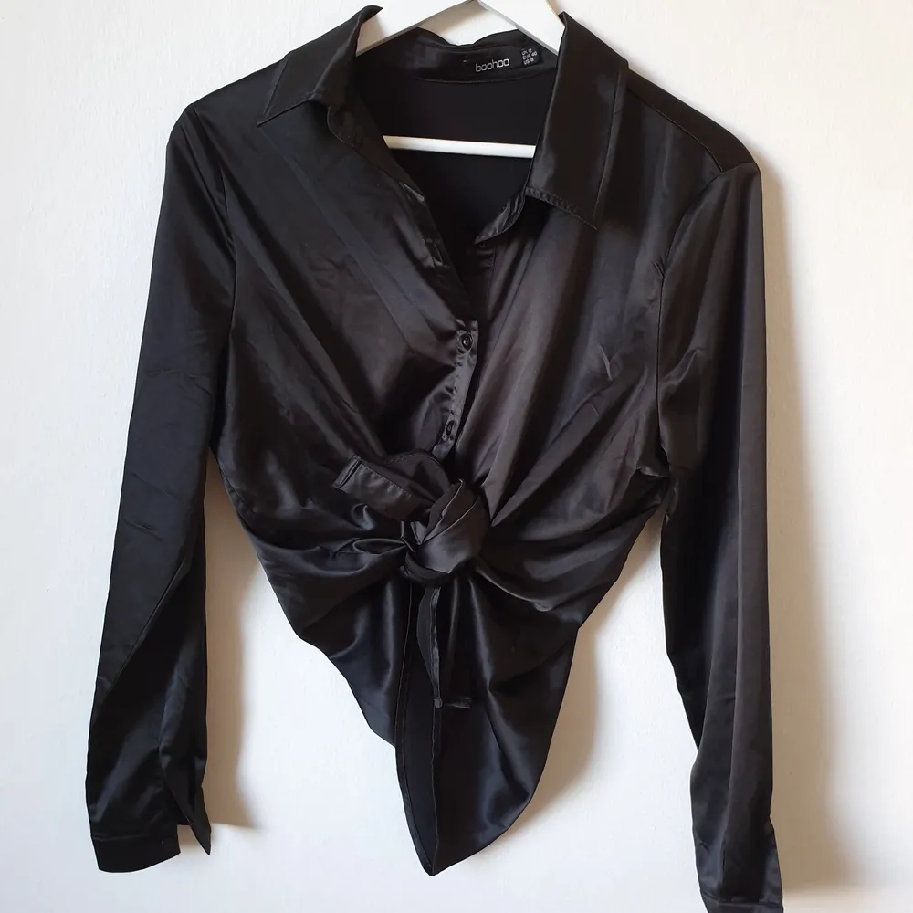 Black satin shirt - worn once - size L - can be worn as oversized straight fit shirt or tied up. Toppar.