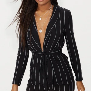 Randig blazer - Randig blazer från pretty little thing. Väldigt lite använd🌸 Storlek 36 och säljer för 70 exkl frakt🌸 Här av dig om du är intresserad💗