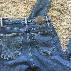 Levis line 8 jeans - Högmidjade och sitter snyggt, väldigt fint skick för använder dem aldrig. Nypriset ligger på 1199 men vill bara bli av me byxorna så säljer dom billigt, Frakt tillkommer på 60 kr 💞 w26 l30, öppen för egna prisförslag!! 
