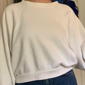 Vit tjocktröja  - Cool vit tjocktröja. Fina detaljer. Väldigt fint skick! 