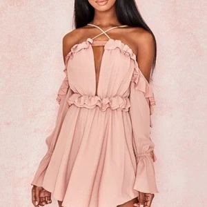 Klänning Houseofcb - Klänning från house of cb, lite kort om man är över 170. Lite finare rosa i verkligheten. Storlek S. Köpt för 1000.