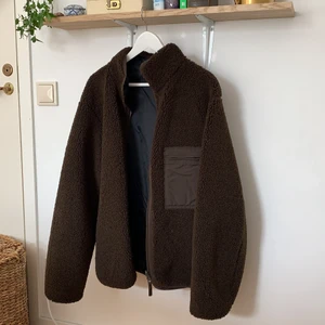Fleecejacka uniqlo - Buda i kommentarerna! Skit snygg fleecejacka i oversize modell! Har en ficka på bröstet och innerfickor på vardera sida. Bild 1 motsvarar färgen! Från uniqlo Herr i storlek L, passar mig oversize som är en M