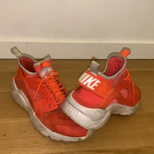 NIKE SKOR - Ett par skor som jag inte använder längre men känns onödiga att slänga:) 