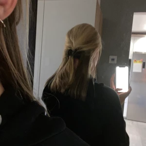 Svart hoodie - En svart hoodie från Gina. Fint skick väldigt tunn. 