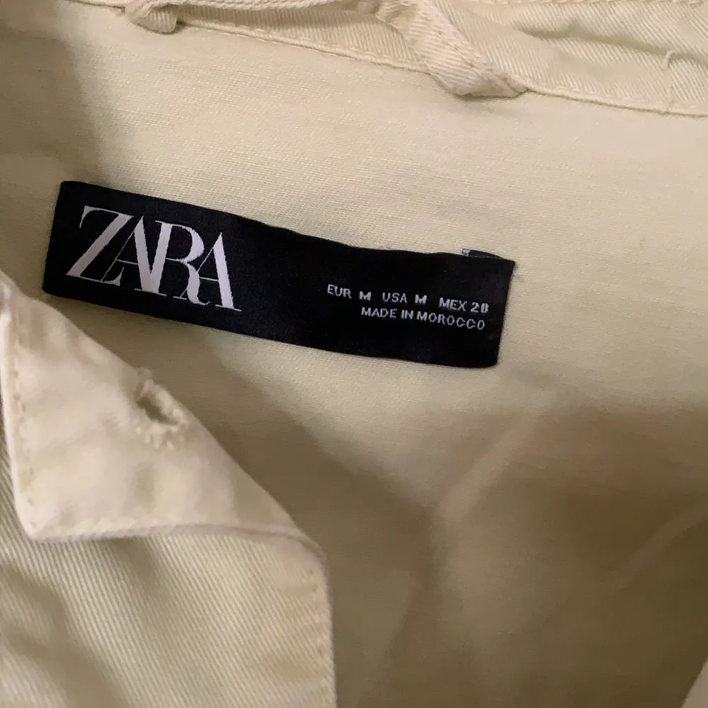 Säljer denna cropade jackan från Zara. Fint skick! Använd 2 gånger. Jackor.