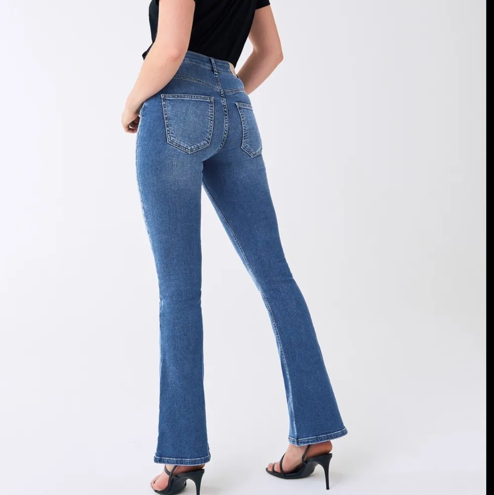 Blåa botcut jeans från Gina tricot. Storlek: S. Använda 1-2 gånger. Köptes för 399. Pris: 100 kr eller bud. Jeans & Byxor.