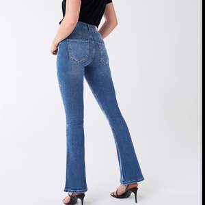 Blåa botcut jeans från Gina tricot. Storlek: S. Använda 1-2 gånger. Köptes för 399. Pris: 100 kr eller bud