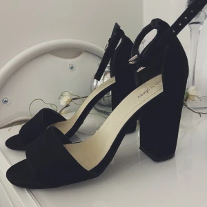 Klackskor - Klackskor ifrån Nelly, storlek 37. Säljs för 90 kr plus frakt 💕