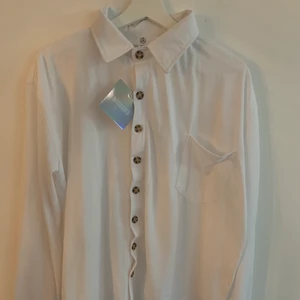 Ny skjorta Missguided  - En helt ny skjorta från Missguided, lapp kvar. Det är en bomullsskjorta så den är väldigt mjuk och skön. Köparen står för frakten. Fraktar endast.