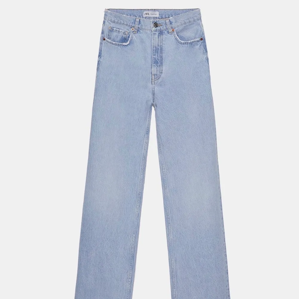 Populära och slutsålda jeans från Zara i storlek 38, passar  mig som vanligtvis har 36! Aldrig använda och prislapp kvar. 300 + frakt eller högsta bud 🖤. Jeans & Byxor.