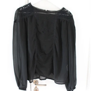 Transparant blus - Svart transparant blus, fin spets på rygg samt axlar. Köparen står för frakt 🤍