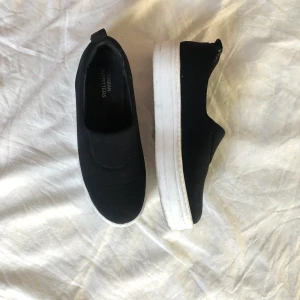 Slippers - Skor från Urban Outfitters, aldrig använda❤️