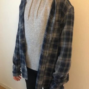Skjorta grå och mörkblå - Skjorta använd ett fåtal gånger. Från H&M. Strlk S. Kan användas snyggt över en hoodie eller t-shirt. 