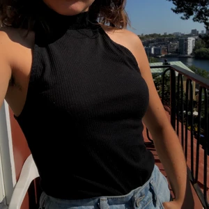 Svart halter neck topp - En svart halter neck topp från vinbok. Storlek m men passar mig som är xs-s. Tyget är strechigt och ribbat. Pris är exklusive frakt.