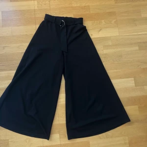 Vida svarta byxor med skärp i strl XS - Suuuupersnygga byxor köpta på bershka i Spanien, använda mkt så lite smått noppriga på vissa ställen men annars i bra skick. Passar till allt🥰 Möts upp i sthlm eller så betalar köparen för frakt<33