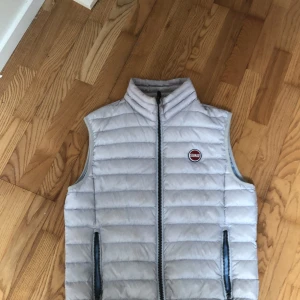 Colmar väst - Colmar väst storlek M bra skick lite smutsig i kanterna men de går bort efter 1 tvätt har haft den i 1 år men nu är den lite förliten