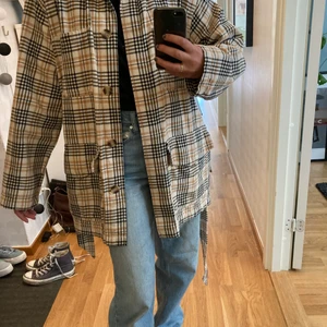 Rutig kappa - Super fin kappa från Monki i gott skick, endast använd ett fåtal gånger!☺️☺️ +frakt