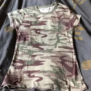 Camoflage T-shirt   Använd och är välvårdad. Köpare betalar frakt 