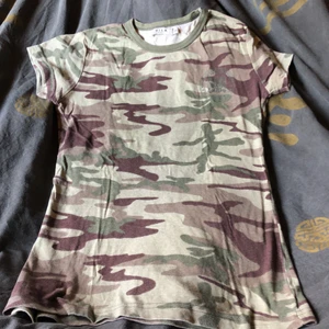 Vila - Camoflage T-shirt   Använd och är välvårdad. Köpare betalar frakt 